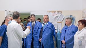 Nicolae Ciucă, Marcel Ciolacu şi Lucian Bode au vizitat Institutul Inimii din Târgu Mureş, care a obținut cea mai mare finanțare din PNRR pentru spitale