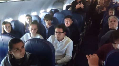 VIDEO Moment inedit pe un zbor spre Italia, din Cluj /  Elevii unui liceu italian au cântat o parte din Divina comedie a lui Dante