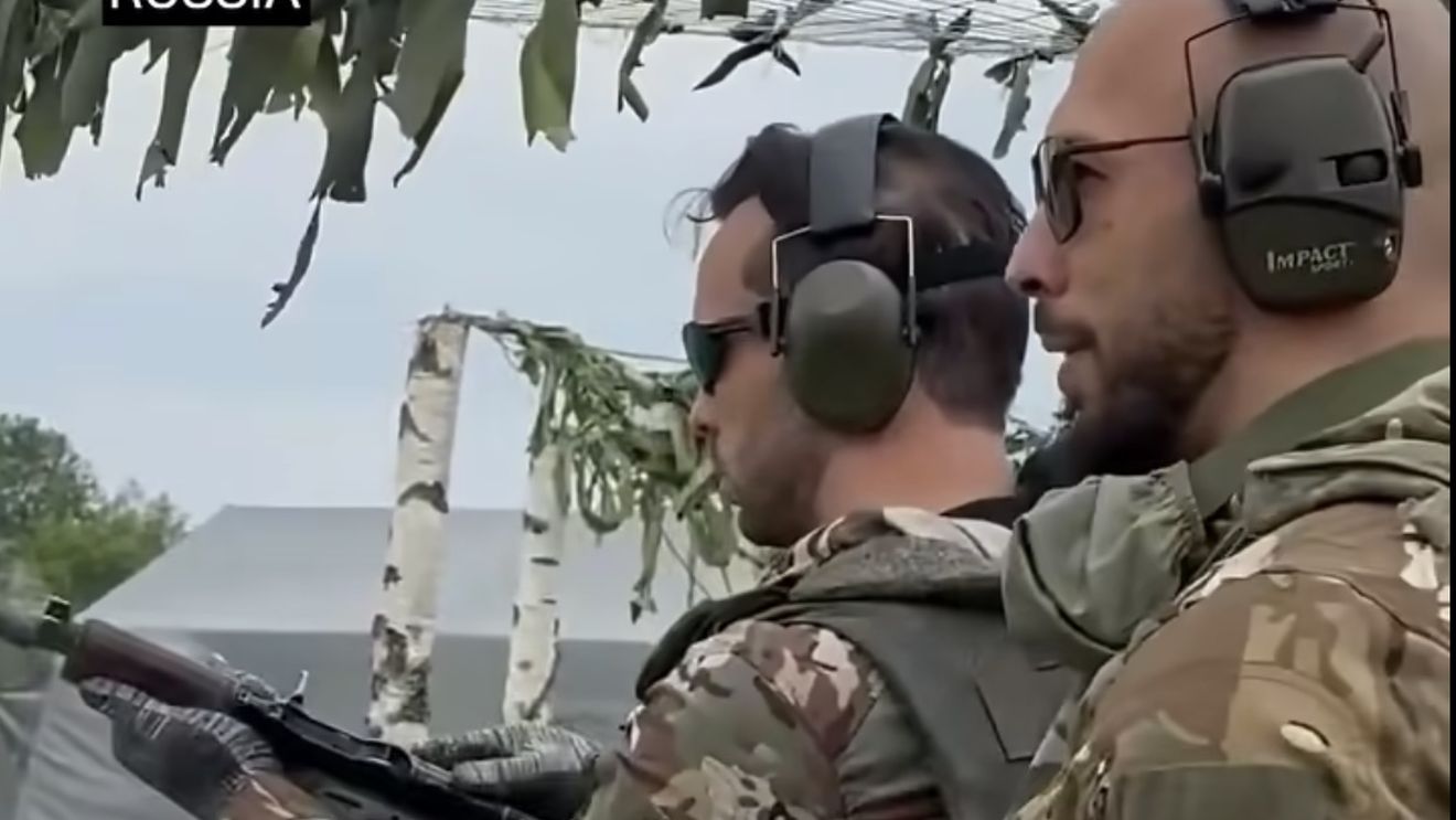 VIDEO Frații Tate, îmbrăcați în haine militare rusești, participă la o zi de instrucție în armata Kremlinului / Ucraina reacționează după ce i s-a cerut atacarea bloggerilor: ”Faptul că o persoană se comportă ca un nemernic nu o transformă într-o țintă militară legitimă”