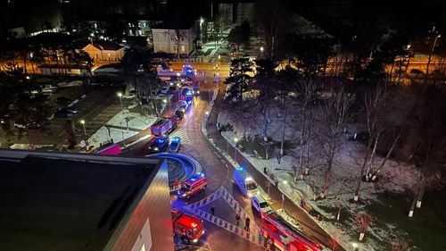 VIDEO Incendiu la Secţia Ginecologie a Spitalului Judeţean Suceava/ A fost activat Planul Roşu de intervenţie, fiind evacuaţi 329 de pacienţi, între care 102 copii, majoritatea nou-născuţi/ Nu au existat victime