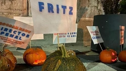 Liberalii au adus dovleci și lumănări de Halloween în fața primăriei din Timișoara: Primăria groazei. Spitale îngheţate, şcoli închise din lipsa căldurii, zeci de mii de timişoreni în frig