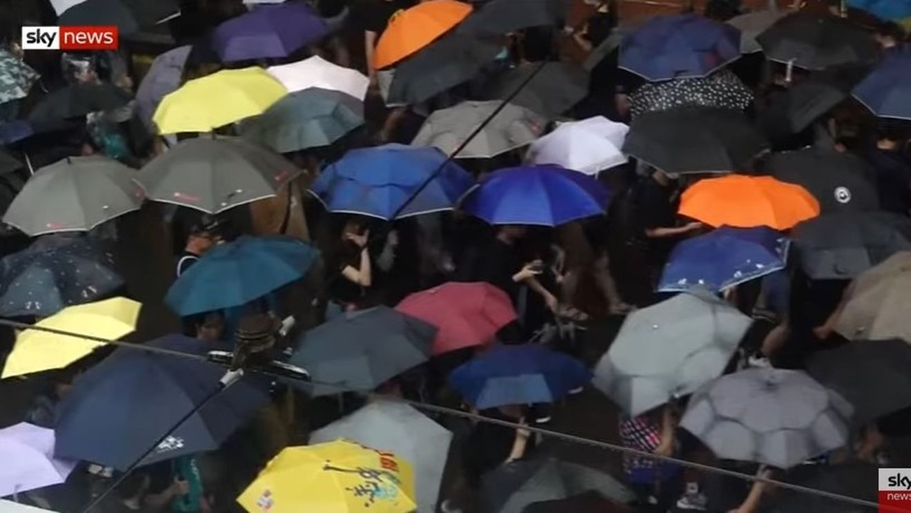 VIDEO Marșul umbrelelor. Mobilizare de amploare pe ploaie la Hong Kong: 1,7 milioane de manifestanți