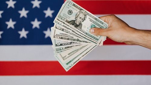 Dolarul, la cel mai scăzut nivel din iunie în raport cu euro și lira sterlină, după inflația din SUA