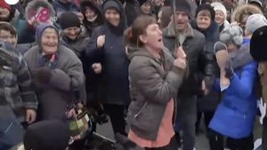 VIDEO Protestatari aduși la Chișinău de Partidul ȘOR, din toate colțurile Moldovei. Unii vorbeau doar limba rusă, alții vizibil turmentați, au cântat și au călcat în picioare fotografia Maiei Sandu. Manifestanții au cerut ca Primăria Chișinău sau Guvernul să le plătească facturile