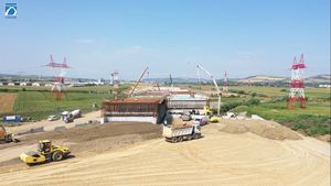 FOTO Ministrul Transporturilor, Cătălin Drulă: Se lucrează bine pe autostrada care va face conexiunea dintre Tg. Mureș și aeroportul acestui oraș/ Proiectul va fi gata până la finalul anului - îmbucurător, înainte de termen