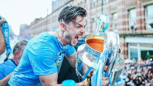 VIDEO Ploaia nu a oprit parada campionilor de la City/ Starul Haaland a sărbătorit la bustul gol alături de miile de fani din Manchester