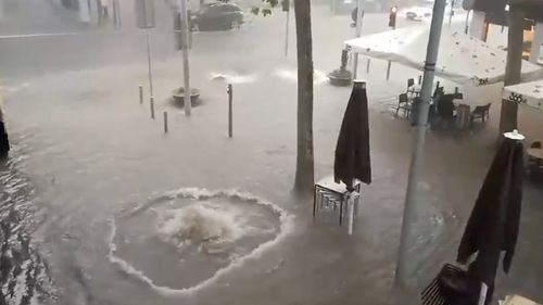 UPDATE Avertizări meteo de vreme extremă, duminică după-amiază/seara: Alt cod portocaliu de averse, grindină şi vânt puternic în localităţi din şapte judeţe / Cod roșu în două județe din România