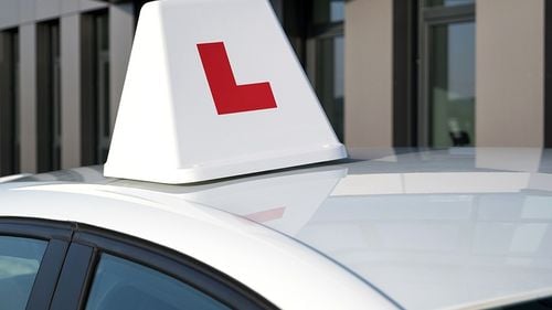 Se reiau testele de conducere în Anglia și Țara Galilor după aproape patru luni de pauză. Locurile la teste sunt ocupate până în august