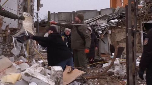 Trei morţi şi 14 răniţi în urma unui atac cu rachetă într-un oraș din Doneţk / Racheta C-300, lansată de armata rusă de pe teritoriul ocupat al regiunii Doneţk, a căzut pe o baterie de garaje
