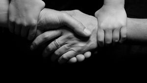 Asociațiile și fundațiile care furnizează servicii sociale solicită Guvernului măsuri cheie pentru a putea continua să sprijine persoanele vulnerabile: Menținerea subvențiilor, sprijin financiar și amânarea depunerii declarațiilor fiscale