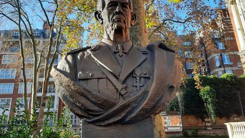 Bustul Regelui Mihai, dezvelit în curtea Ambasadei României de la Londra / Sir George Iacobescu: Dorim ca bustul Regelui Mihai să ajungă în centrul Londrei