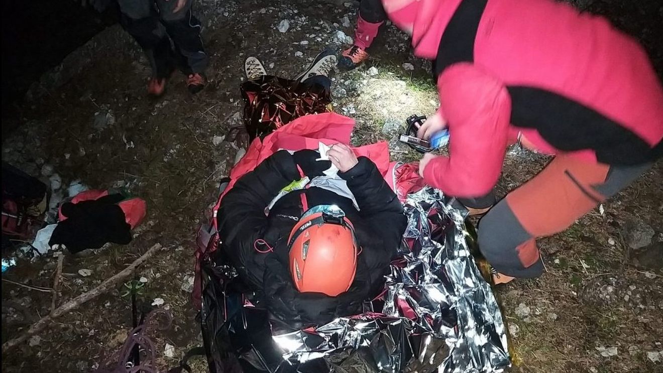 Alpinistă rănită în Bucegi, după ce a căzut câţiva metri pe Râpa Zăpezii
