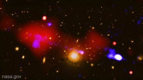 O gaură neagră supermasivă declanşează procese de aprindere stelară la milioane de ani lumină