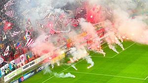 Derbiul FCSB - Rapid, întrerupt în minutul 3, după ce ambele galerii au aruncat petarde şi fumigene pe teren