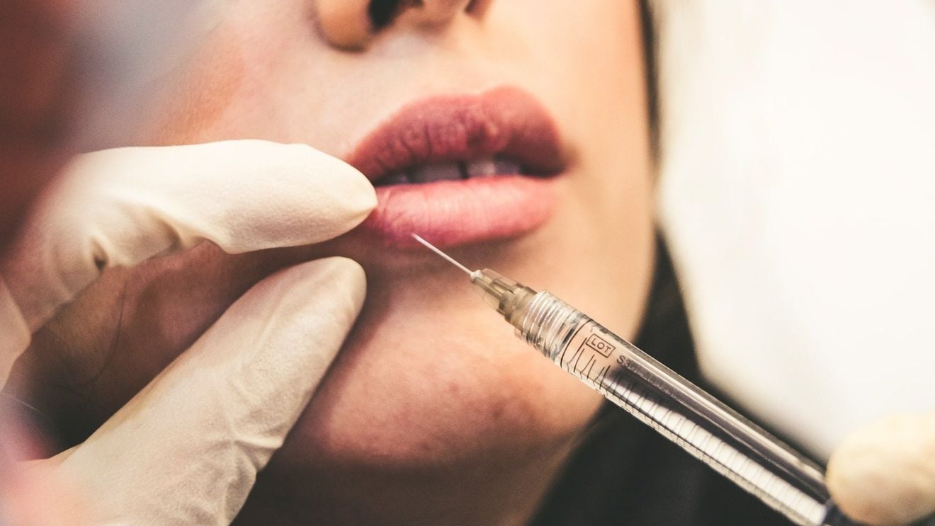 O femeie şi iubitul său din județul Timiș, reţinuţi după ce ea a pretins, fără drept, că este medic estetician şi a făcut intervenţii estetice mai multor persoane