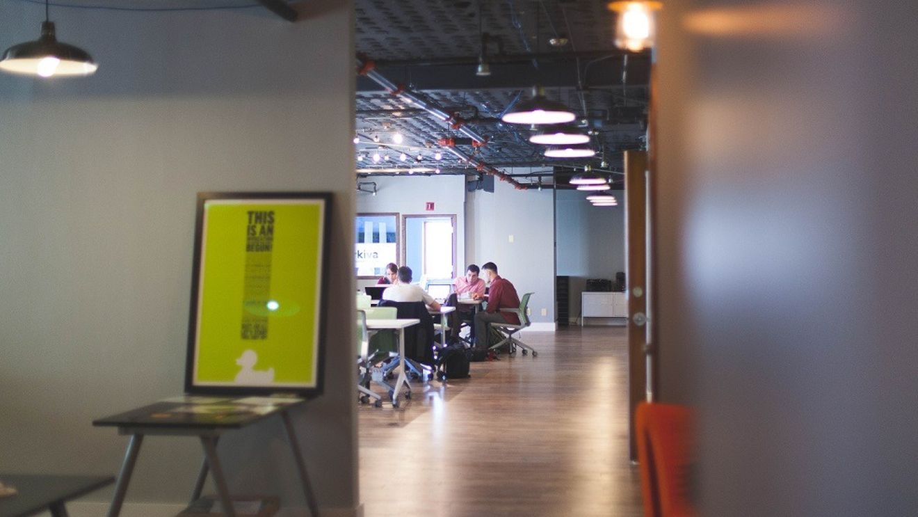 Ghid pentru angajatori și salariați pentru revenirea la serviciu, publicat de Ministerul Muncii: verificarea temperaturii, program decalat, culoare speciale de circulație, dezinfecția suprafețelor de lucru, munca la distanță unde este posibil (document)