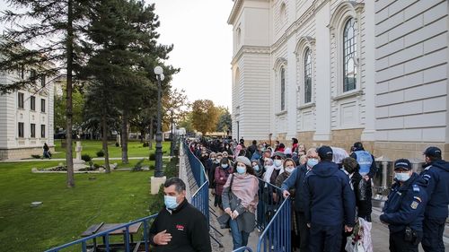 Pelerinii care vor să se închine la racla Sfintei Parascheva aşteaptă câte două ore / Purtătorul de cuvânt al Mitropoliei: Printre cei care stau la rând sunt şi persoane care nu sunt din Iaşi