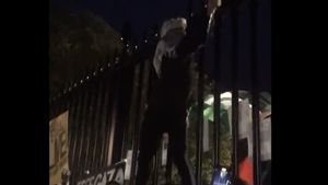 VIDEO În Washington DC, manifestanții pro Palestina au luat cu asalt gardurile Casei Albe. Ei au aruncat cu vopsea roșie pe gard