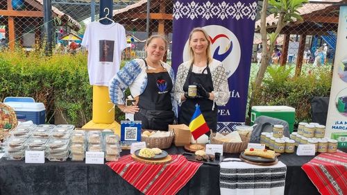 Micii românești au ajuns în Peru, în meniul restaurantului Manos Rumanas / Muștarul, înlocuit cu sosuri locale