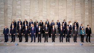 Foștii emisari americani spun că NATO nu este o „organizație caritabilă”, ci vitală pentru securitate. Șaisprezece foști ambasadori și șefi militari îl avertizează pe Trump că slăbirea NATO ar mări costurile SUA, ar spori riscul de conflict și ar eroda influența globală a Americii