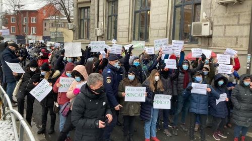 O nouă scrisoare a profesorilor de la Colegiul „Gheorghe Șincai” către președintele Iohannis: Mâine este așteptată ordonanța președințială de evacuare a noastră. Ce ne-a mai rămas de așteptat, în aceste momente? Răspunsul dumneavoastră