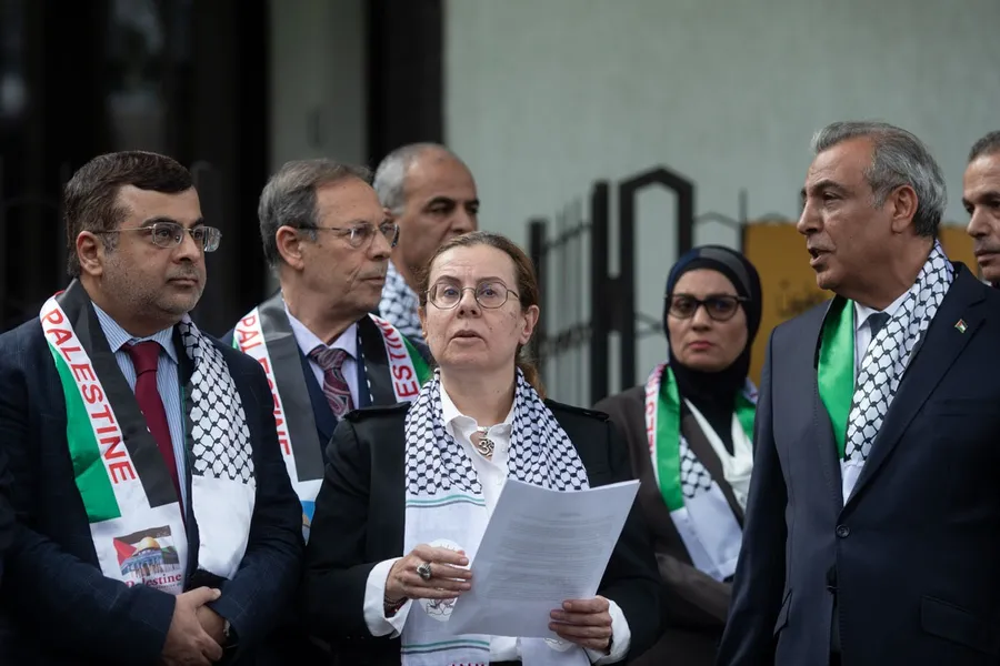Ambasada Palestinei, miting de sustinere, palestinieni, Fasia Gaza, Rana Mokaddem, ambasadorul Libanului in Romania