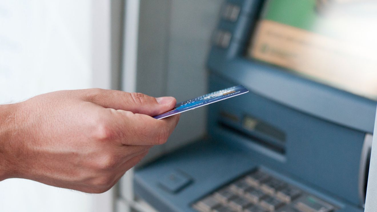 Trei tineri bucureşteni au fost arestaţi după că i-ar fi sustras din contul bancar unui alt bărbat cu care erau cazaţi pe litoral aproape 95.000 de lei / Cum au acţionat presupuşii infractori