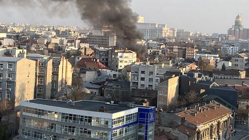Incendiu puternic la o casă de locuit din Sectorul 1, București, care s-a extins și la o locuință învecinată. Pompierii intervin cu 10 autospeciale de stingere, plus Detașamentul Special de Salvatori