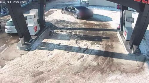 Momentul în care un șofer pleacă cu tot cu furtunul de la pompă, după ce a alimentat și a uitat să îl pună la loc, în Tecuci