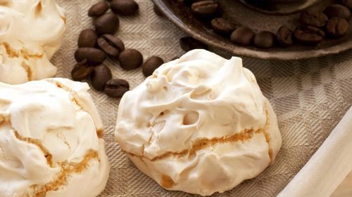 Soluții „zero waste” de Paște: Cum să transformi excesul de albușuri de ou în meringi cu zahăr brun