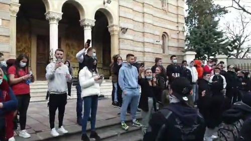VIDEO Protest al antivacciniștilor la Constanța: 200 de persoane au manifestat cu vuvuzele împotriva restricțiilor/ Manifestanții s-au oprit pe scările Arhiepiscopiei Tomisului, de unde au făcut live și au strigat ”Libertate!”