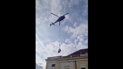 VIDEO | Intervenție neobișnuită în centrul Sibiului: Elicopter folosit pentru montarea echipamentelor de climatizare la Sala Thalia