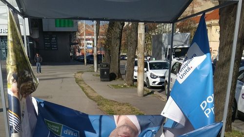 Candidatul „Alianței Timișoara Unită” pentru un al doilea mandat de primar, Dominic Fritz reclamă că mai multe corturi electorale au fost vandalizate: „Unde ei vin cu ură și violență, noi venim cu determinare, curaj și pasiune” / Fritz e susținut de cinci partide