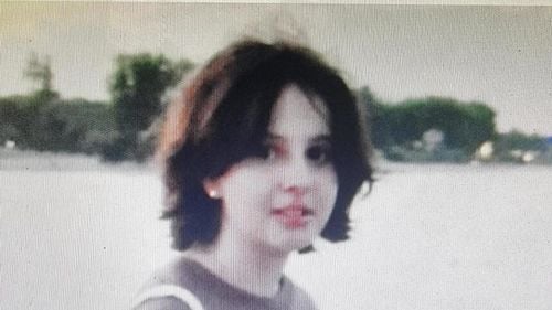 O fată de 13 ani din Bucureşti este căutată de poliţişti, după ce a plecat de acasă vineri şi nu a mai revenit