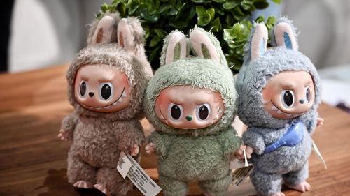 Povestea afacerii cu păpuși Labubu, cu imitații Lafufu și Lagogo. Cum a ajuns China îngrozită de propriile fake-uri 