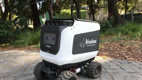 Brașov: O firmă de curierat vrea să folosească roboți pentru livrare / Timp de 6 luni, roboții vor fi folosiți doar într-un cartier pentru a se testa serviciul