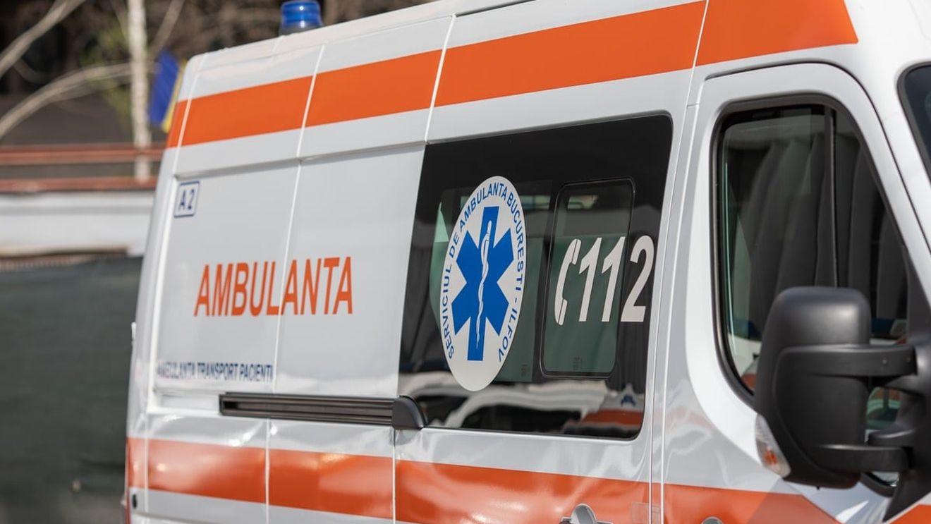 UPDATE Grav incident în Sectorul 3: O fetiță de 4 ani a căzut de la etajul 5, după ce ar fi încercat să ajungă la brad care era așezat lângă o fereastră