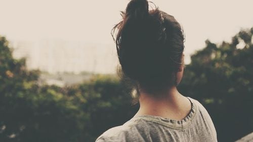 UPDATE Poliția, în urma verificărilor efectuate privind informația că doi bărbați într-o mașină neagră racolează minore: Informațiile nu sunt reale