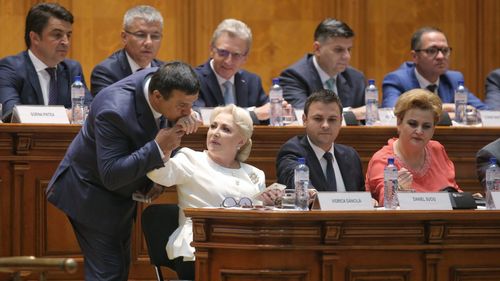 Moțiunea de cenzură a fost respinsă: Au votat ”pentru” doar 200 de senatori și deputați. Minimul de voturi pentru demiterea guvernului era de 233