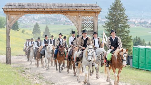 FOTO Aproximativ 300.000 de persoane, printre care şi preşedinta Ungariei, aşteptate la pelerinajul de la Şumuleu Ciuc / Mulţi pelerini vin pe jos, unii de la sute de kilometri distanţă, iar alţii au ajuns călare