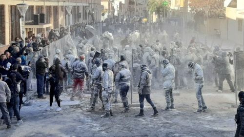Bătaie cu făină şi ouă la un festival tradiţional din Spania: Els Enfarinats au pus stăpânire pe orașul Ibi