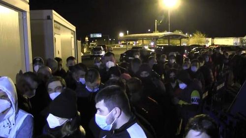 Haos în Vama Nădlac: mii de români au așteptat ore întregi să intre în țară. Unii au făcut cale întoarsă spre Germania