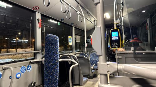 Controlorii de pe autobuzele din Sibiu nu mai pot amenda călătorii prinși fără bilet care au noile cărți de identitate electronice / Inspectorii așteaptă să fie dotați cu tehnologie nouă