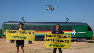 Greenpeace solicită UE interzicerea zborurilor europene atunci când există o alternativă cu trenul de mai puțin de șase ore