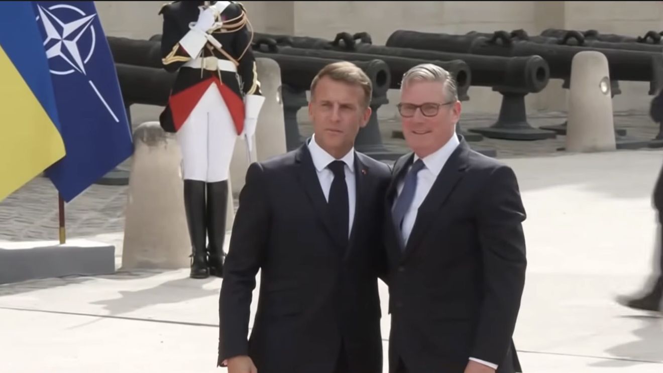 Macron i-a înmânat lui Starmer distincția „Légion d’honneur”, ca dar de despărțire / Este primul prim-ministru britanic care primește această distincție