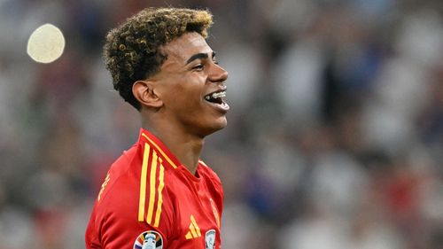 VIDEO Lamine Yamal, surprins cum se alătură unui grup de copii la un fotbal pe plajă de Crăciun