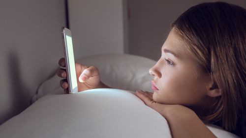 Cum navighezi ca părinte într-o lume a ecranelor, tăcerilor și presiunilor sociale. Când adolescenții sunt conectați la ecrane, dar deconectați de familie.