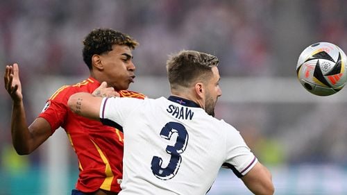 Vameșii francezi confiscă 20.000 de tricouri de fotbal contrafăcute destinate pieței din Spania