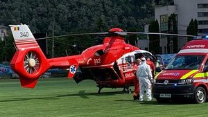 Fetiță de 4 ani, cu o mână prinsă într-un tocător pentru suc de roșii, adusă de urgență cu elicopterul la Iași / În sala de operație au intrat medici și mecanici