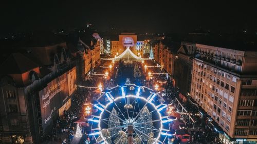 Prețurile de la Târgul de Crăciun din Timișoara: cel mai ieftin langoși costă 20 de lei /  Micii pleacă de la 7 lei bucata, iar cârnații de casă, ceafa de porc, pulpele de pui, păstravul și frigăruile de la 12 lei, suta de grame  